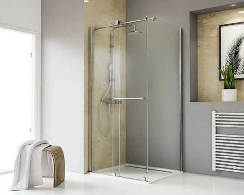 Begehbare Dusche mit Duschkopf und Handbrause im Badezimmer
