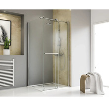 Badezimmer mit Duschkabine aus Glas mit Armaturen