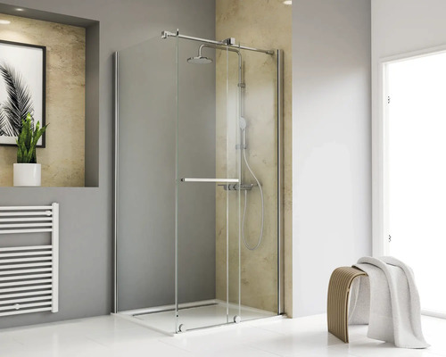 Badezimmer mit Duschkabine aus Glas mit Armaturen