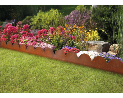 Gartenlandschaft mit Rasen und Blumenbeet, abgegrenzt durch eine Beetumrandung aus Metall mit geschwungenem Rand