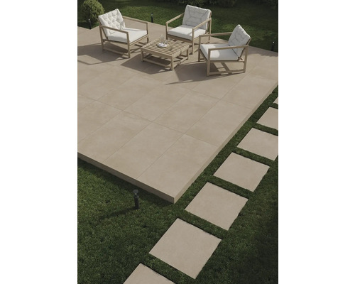 Terrasse mit Fliesen, Gartenmöbeln und Trittplatten im Rasen