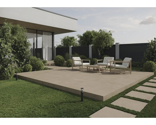 Terrasse mit Gartenmöbeln und quadratischen Gartenplatten