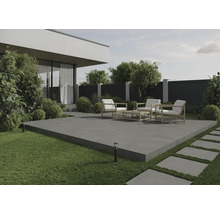 Moderne Terrasse mit Gartenmöbeln und Steinplatten