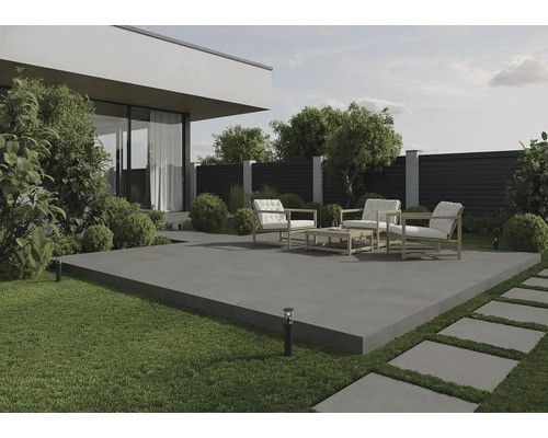 Moderne Terrasse mit Gartenmöbeln und Steinplatten