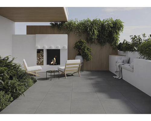 Terrasse mit grauen Fliesen, offenem Kamin und Holzlager