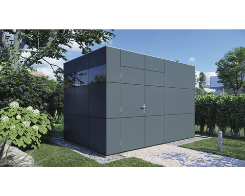 Moderner Geräteschuppen aus Metall mit Fenster im Garten