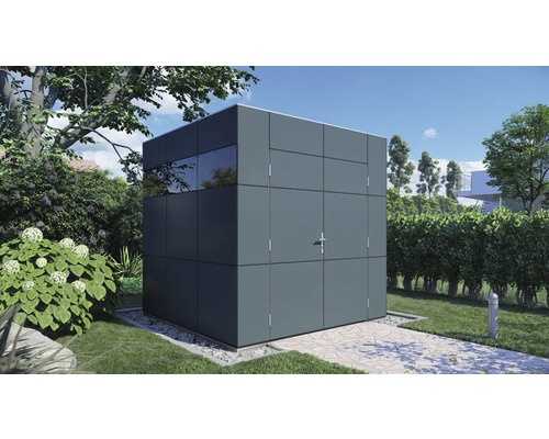 Moderner Geräteschuppen aus Metall mit Fenster im Garten.