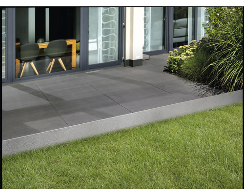 Gartenszene mit Rasenkante und Steinplatten