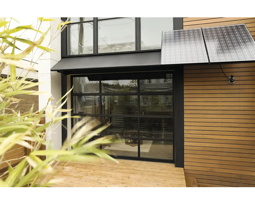 Moderne Hausfassade mit Fenster, Solarpanel und Holzverkleidung
