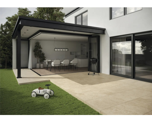 Außenbereich eines Hauses mit Terrasse, Grill und offenem Wohnbereich