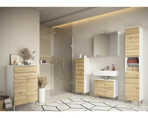 Helles Badezimmer mit Waschtisch, Spiegelschrank, Hochschrank, Kommode und Dusche.