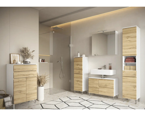 Modernes Badezimmer mit Waschtisch, Spiegelschrank, Hochschrank und Duschkabine für eine helle und organisierte Atmosphäre