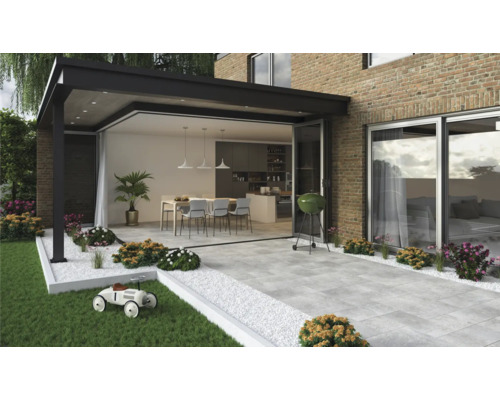 Terrasse mit Pflastersteinen, Gartenmöbeln, Grill und Pergola
