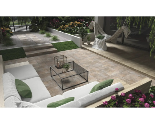 Terrasse mit Steinplatten, Gartenmöbeln und Bepflanzung für einen entspannten Außenbereich.