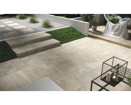 Terrasse mit Steintreppen und Pflanzen