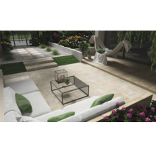 Terrasse mit Gartenmöbeln, Steinfliesen und dekorativen Elementen