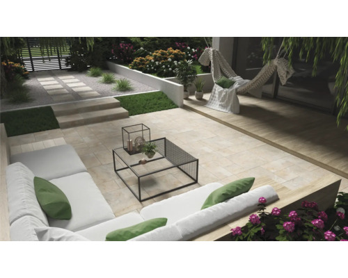 Terrasse mit Gartenmöbeln, Steinfliesen und dekorativen Elementen