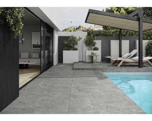 Außenbereich mit grauen Fliesen, Pool, Liegestühlen und Pergola