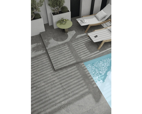 Terrasse mit grauen Bodenfliesen, Pool und Liegestühlen