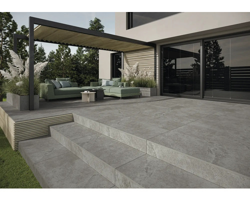 Terrasse mit Pergola, Sitzgruppe und Bodenplatten aus Stein