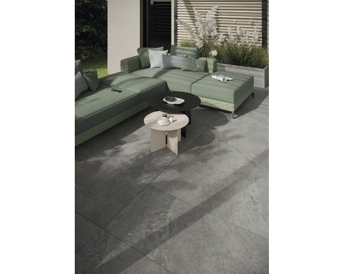 Terrasse mit großem Sofa und Beistelltischen