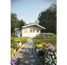 Garten mit Gartenhaus, Gartenmöbeln und blühenden Blumenbeeten