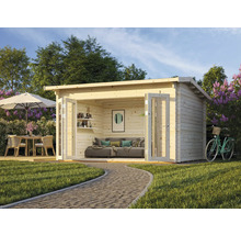 Gartenhaus mit offenem Eingang, ausgestattet mit Sofa, Regalen und Dekoration. Im Garten stehen ein Tisch mit Stühlen unter einem Sonnenschirm und ein Fahrrad.