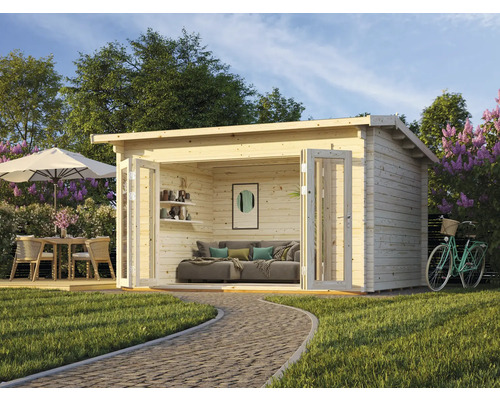 Gartenhaus mit offenem Eingang, ausgestattet mit Sofa, Regalen und Dekoration. Im Garten stehen ein Tisch mit Stühlen unter einem Sonnenschirm und ein Fahrrad.