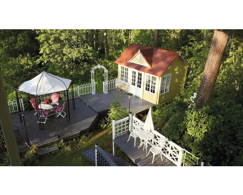 Gartenlandschaft mit Gartenhaus, Pavillon und Terrassen mit Gartenmöbeln.