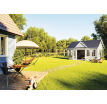 Garten mit Gartenhaus, Spielplatz, Terrasse und Gartenmöbeln