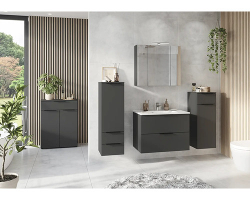 Badezimmer mit Waschtisch, Spiegelschrank und Hochschränken