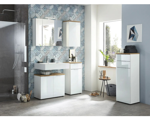 Modernes Badezimmer mit Waschtisch, Spiegelschrank und Hochschrank in Weiß und Holzoptik vor gemusterter Wand