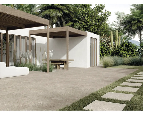 Außenbereich mit Terrassenplatten, Pergola und Gartenanlage