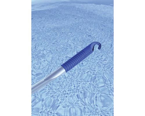 Schwimmbad Kescher mit Teleskopstange im Wasser