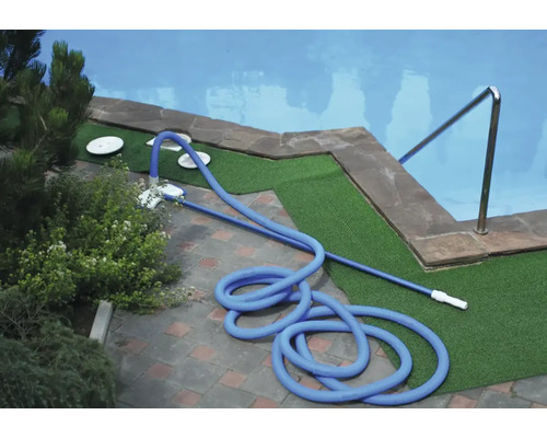 Poolreiniger mit Schlauch am Schwimmbeckenrand