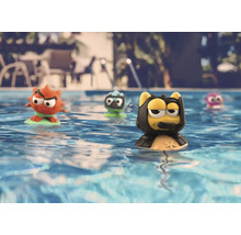 Mehrere Spielzeugfiguren schwimmen in einem Schwimmbecken