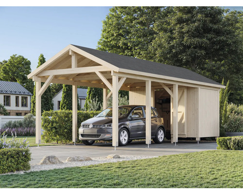 Carport mit Geräteschuppen und Auto im Garten