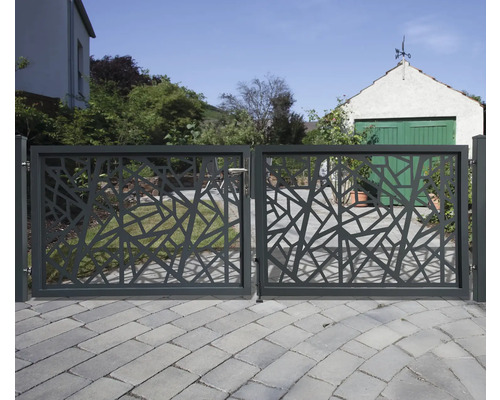 Gartentor aus Metall mit abstraktem Muster