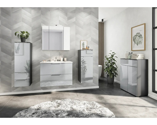 Modernes Badezimmer mit Waschtisch, Spiegelschrank und Hochschränken.