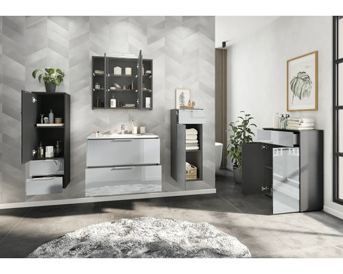 Badezimmer mit Waschtisch, Spiegelschrank, Hochschrank und Teppich