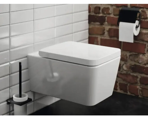 Wandhängendes WC im Badezimmer mit Toilettenbürste und Toilettenpapierhalter