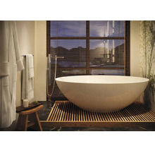 Freistehende Badewanne auf Holzrost in einem Badezimmer mit Fenster und Jalousien