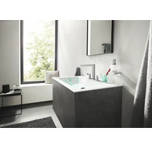 Badezimmer mit Waschtisch, Spiegel und Fenster