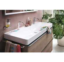 Modernes Badezimmer mit Doppelwaschbecken, Armaturen und Handtüchern