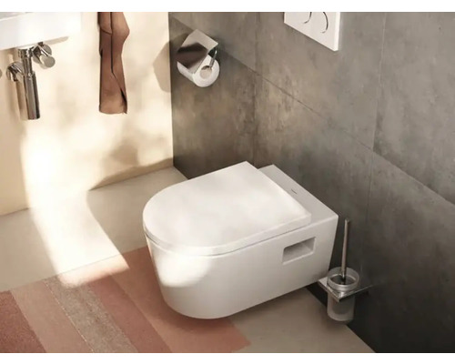 Modernes Badezimmer mit wandhängendem WC, Waschtisch und Handtuchhalter