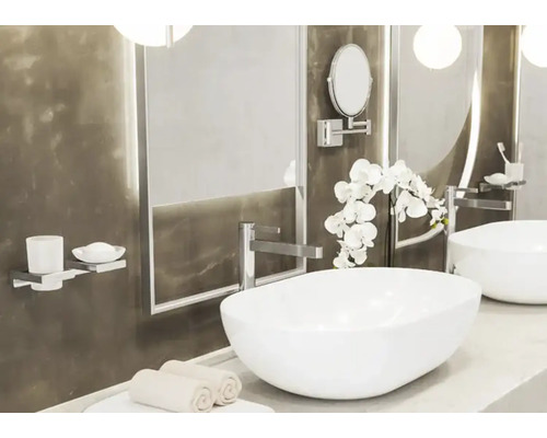 Modernes Badezimmer mit Aufsatzwaschbecken, Spiegel und Armatur