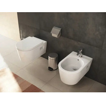 Badezimmer mit wandhängendem WC, Bidet und Abfalleimer