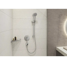 Badezimmer mit Duscharmatur und Ablageregal