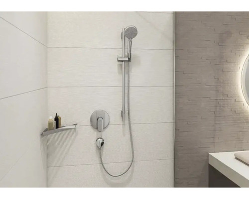 Badezimmer mit Duscharmatur und Ablageregal