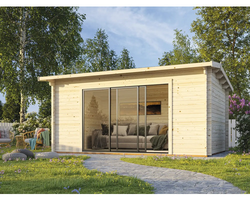 Gartenhaus aus Holz mit Schiebetür und großem Fensterbereich, eingerichtet mit Sofa und Dekoration